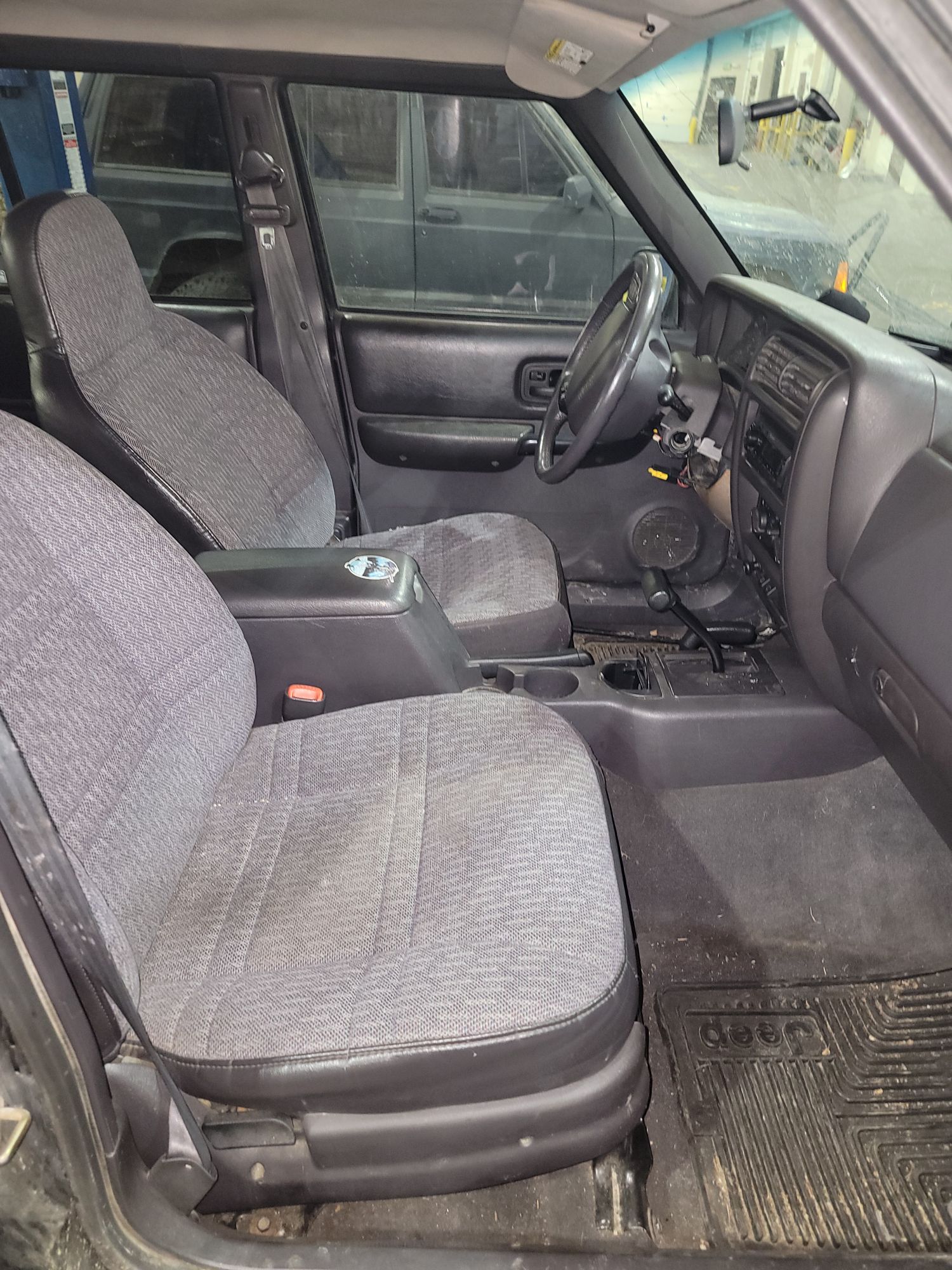 2001 Jeep Cherokee (interior)