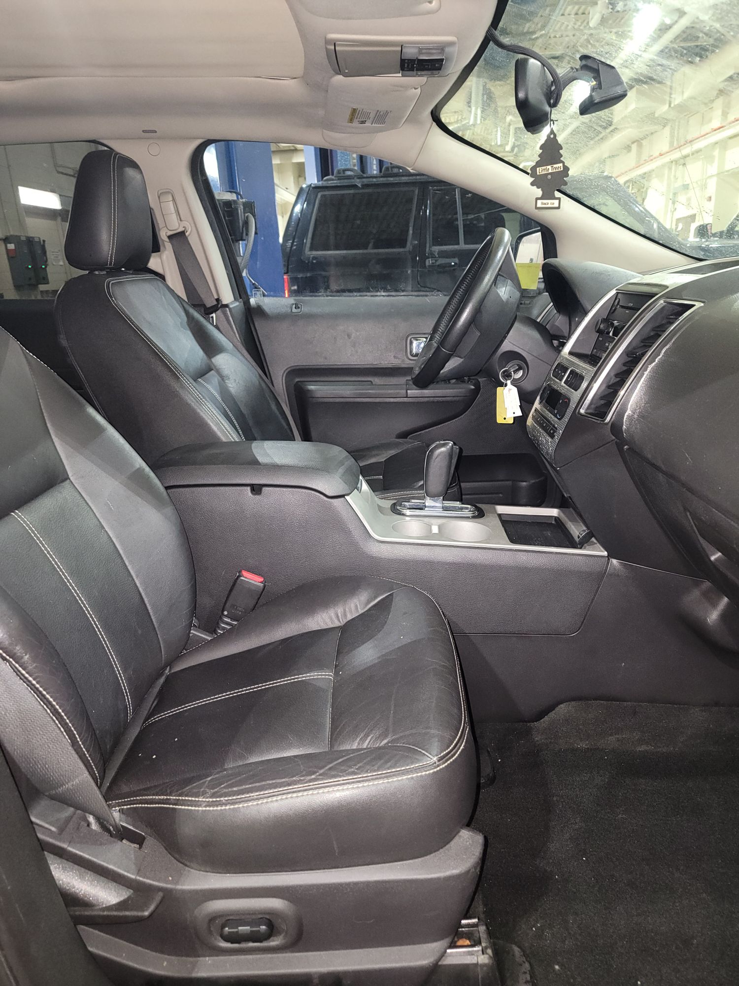 2007 Ford Edge (front interior)