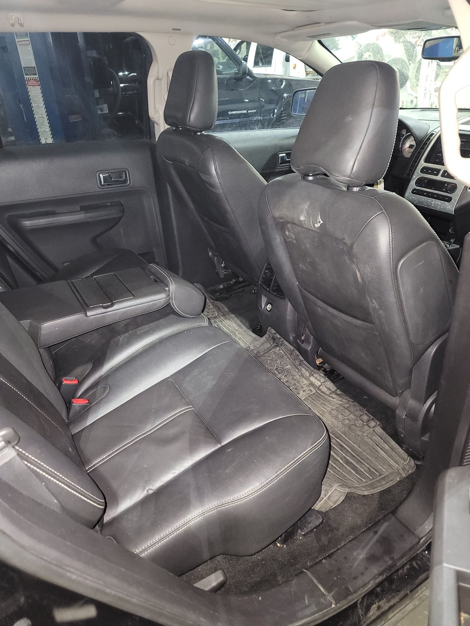 2007 Ford Edge (rear interior)